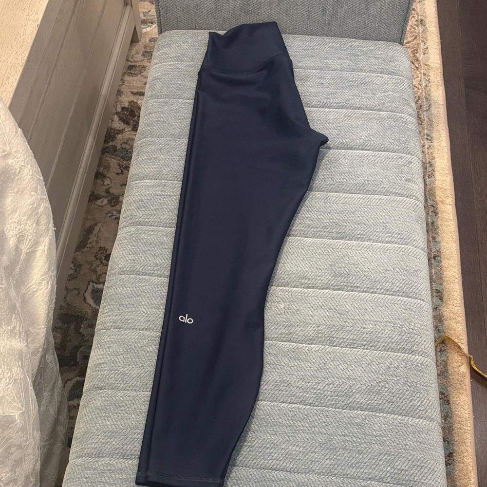 ALO Yoga Navy Leggings 7/8 AirLift Legging. Has a shine to the legging. - Picture 2 of 6